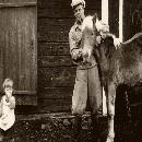 1937 Hevoset tallin edessä border=