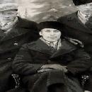 Iisalmen markkinoilla otettu kuva, jossa on vasemmalla Arvi Katainen, Ryvän poikia. Talo oli ollut aikoinaan kylän suurin tila, mutta joutui pakkohuutokauppaan. Keskellä istuu Eljas Heiskanen, joka oli yksinäinen mies, kävi Pyöreen taloissa töissä. Täperän puimakoneen murtajaan särki kätensä, kun oli mennyt remmiä ottamaan (tytär Saara Heiskanen). border=