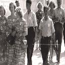 1950 Nuorisoseuralaiset matkalla juhlakentälle. border=