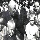 1950 Perhe nurmikolla border=