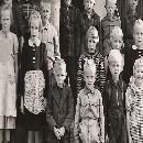 1954 Pyöreen koululaisia (Elina edessä 2. oikealta) border=